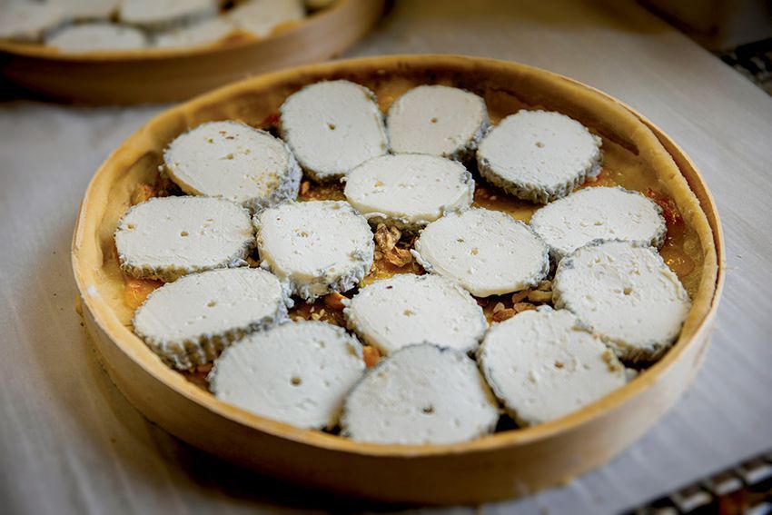 Morceaux de Sainte-Maure-de-Touraine déposés sur le fond de tarte le Balzacienne