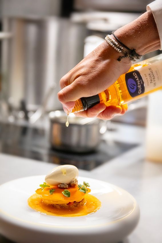 Utilisation de l'huile de noix sur le plat de Christophe Hay