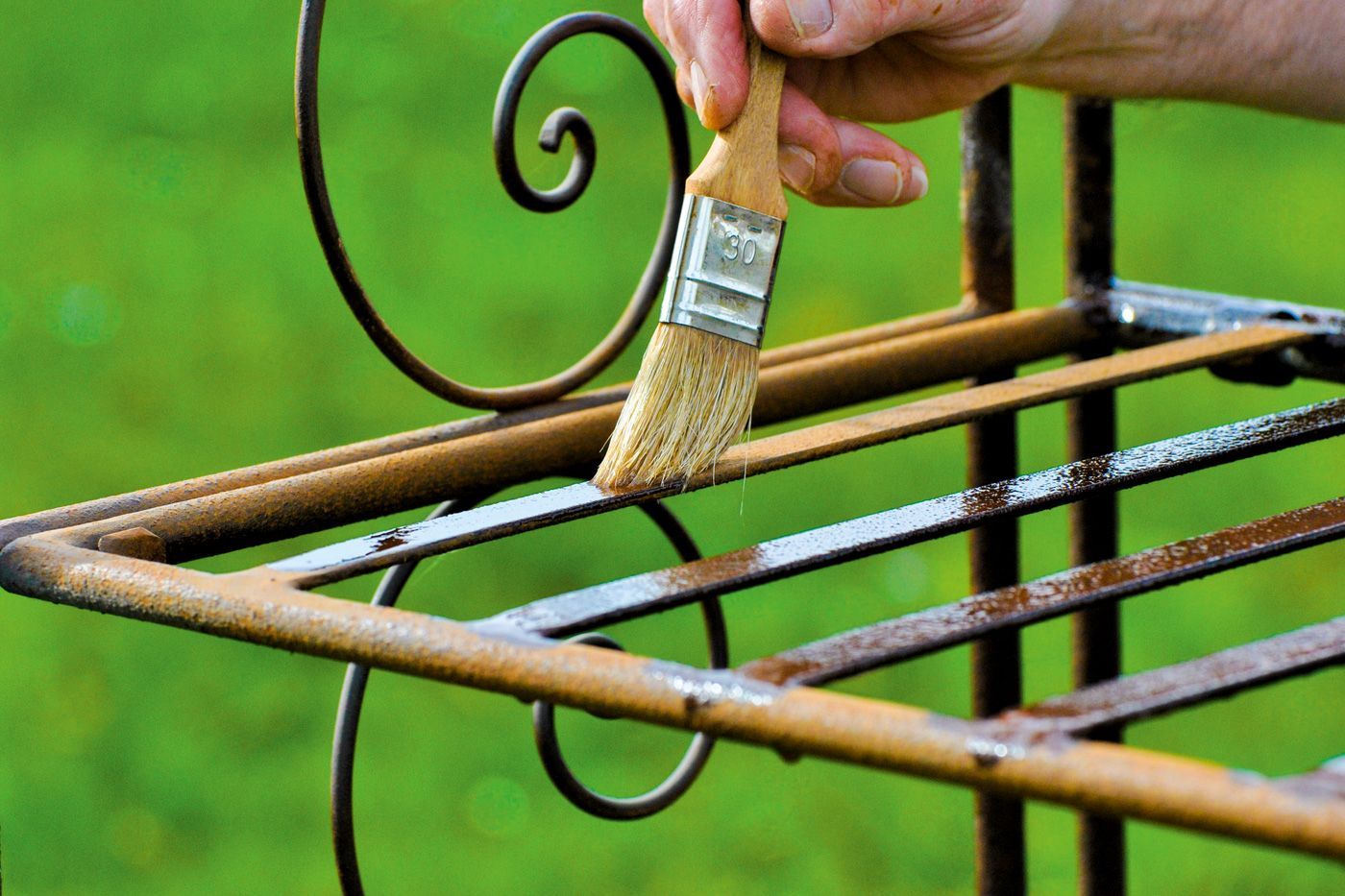 Application du rustol Owatrol sur une étagère, l'antirouille de la société Durieu. 