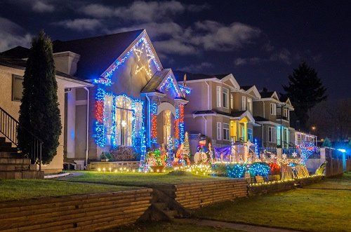 Holiday Decorating with Your Home’s Exterior in Mind