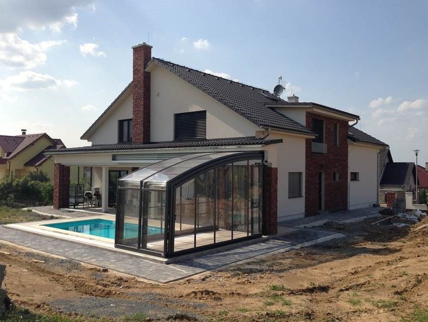 Ein Haus mit einem Swimmingpool davor