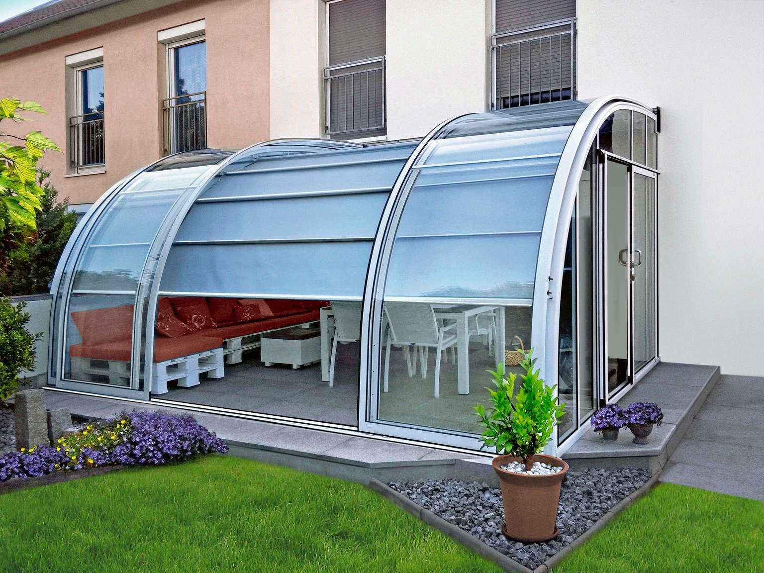 Ein Haus mit einer überdachten Terrasse