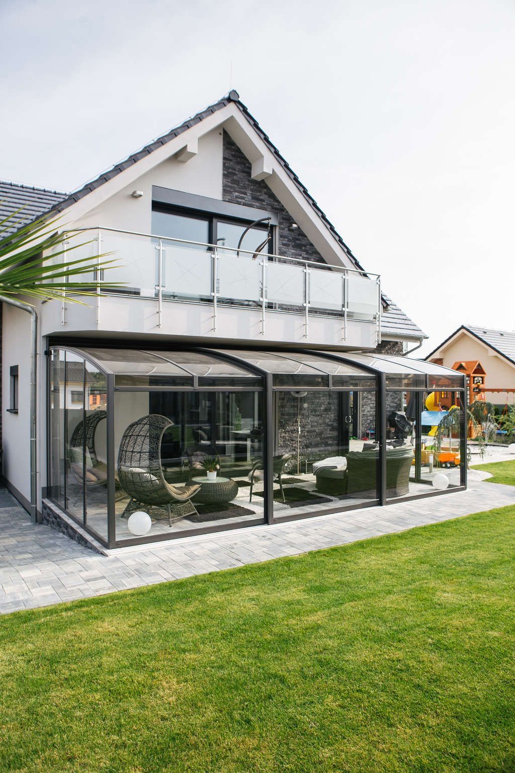 Ein großes Haus mit einer großen Terrasse davor.