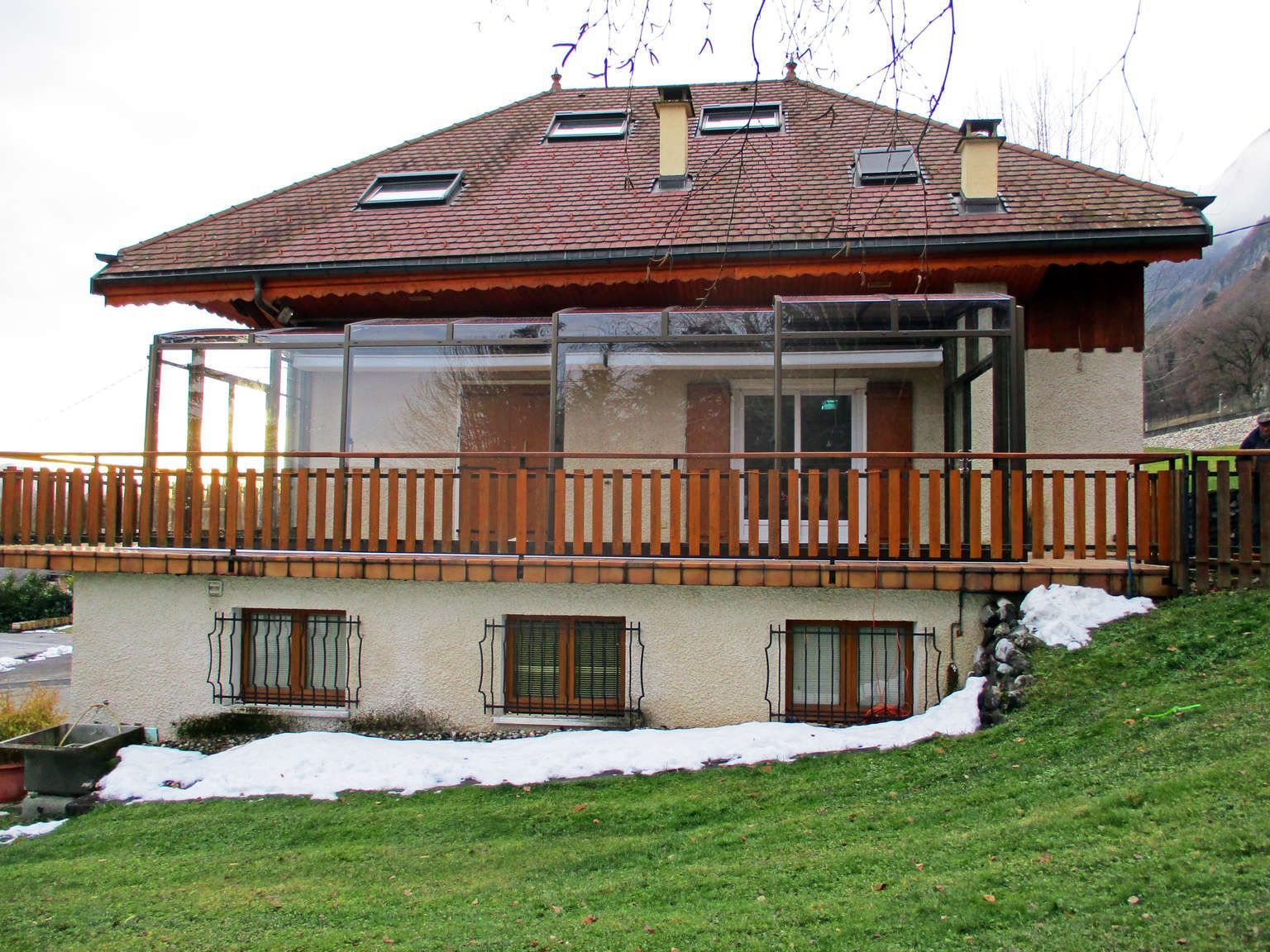 Ein Haus mit einem Balkon an der Seite