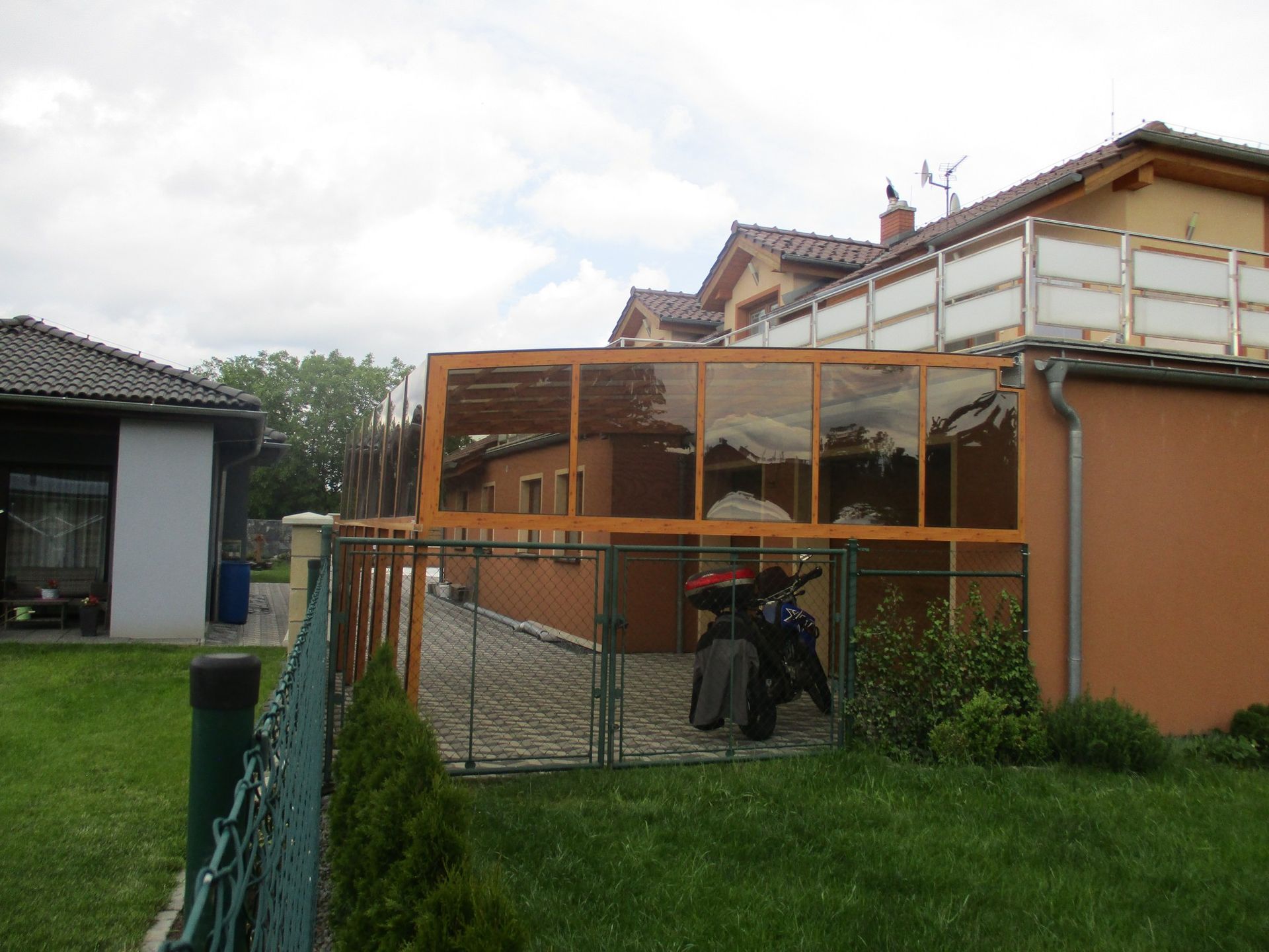 Ein Motorrad ist im Hinterhof eines Hauses geparkt