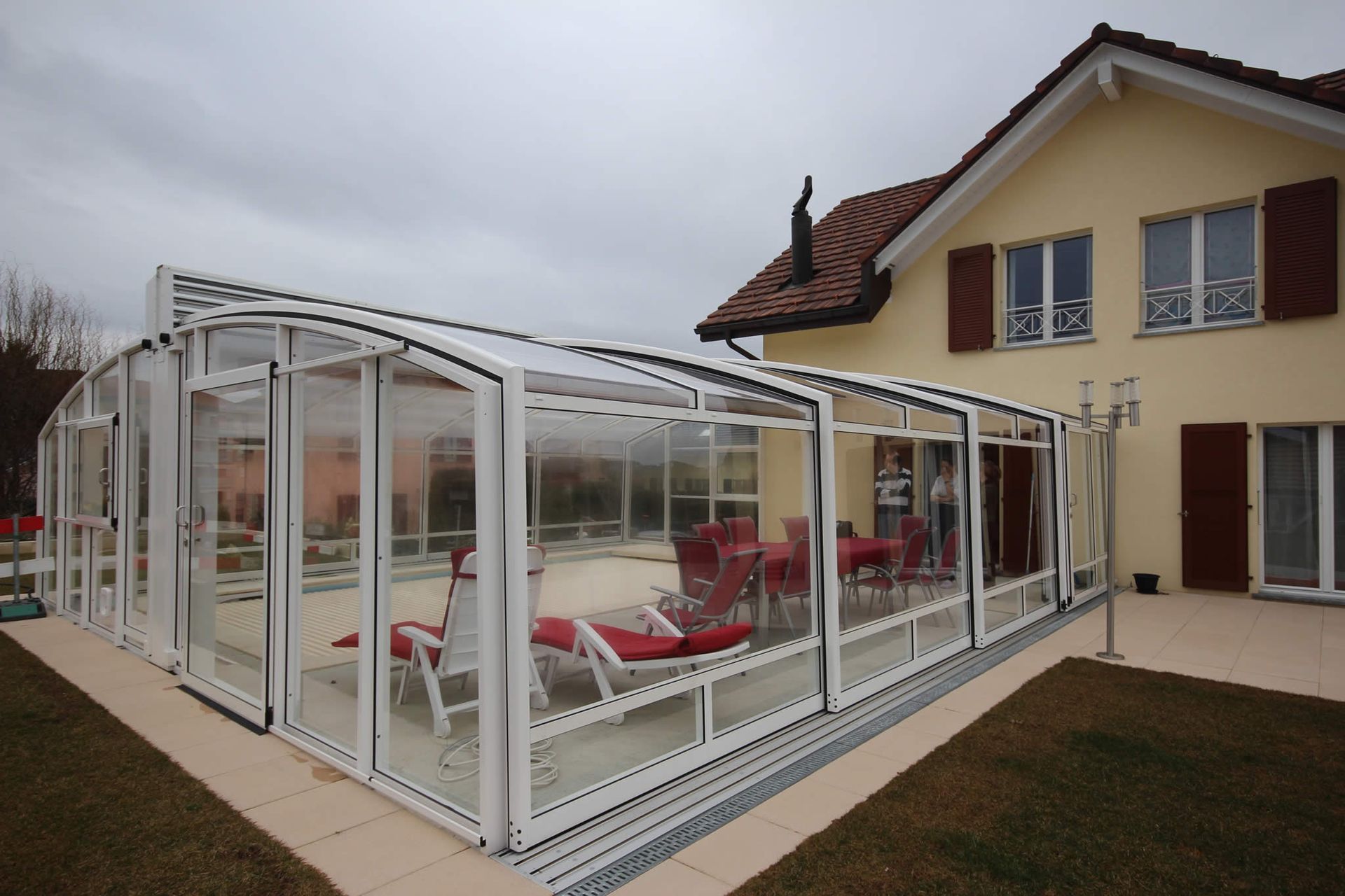 Ein großes Haus mit einer großen überdachten Fläche davor