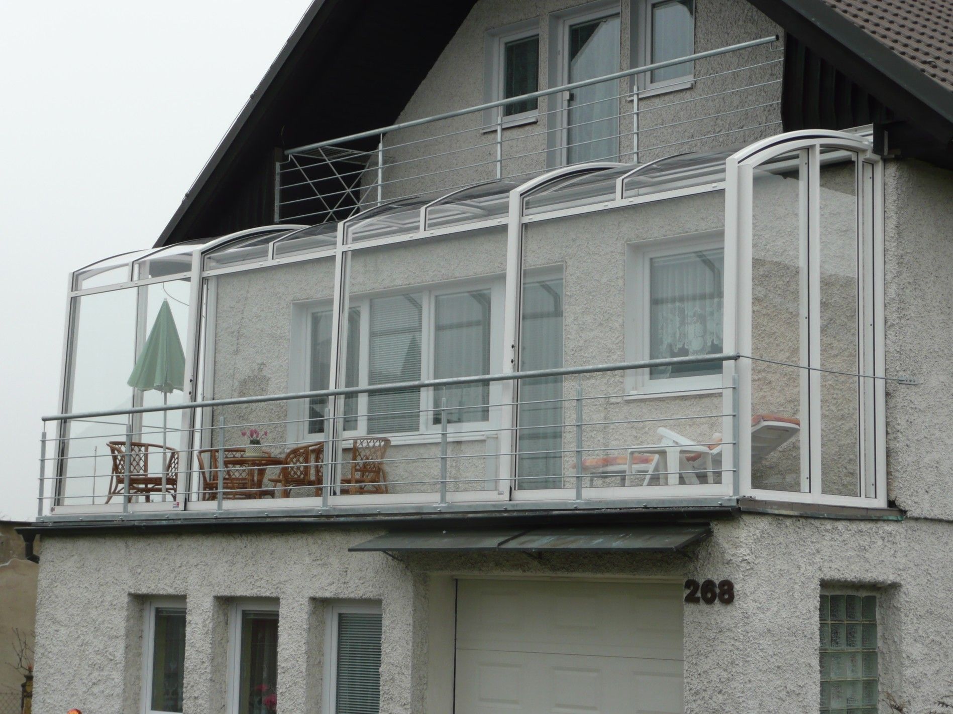 Ein Haus mit der Nummer 208 an der Seite