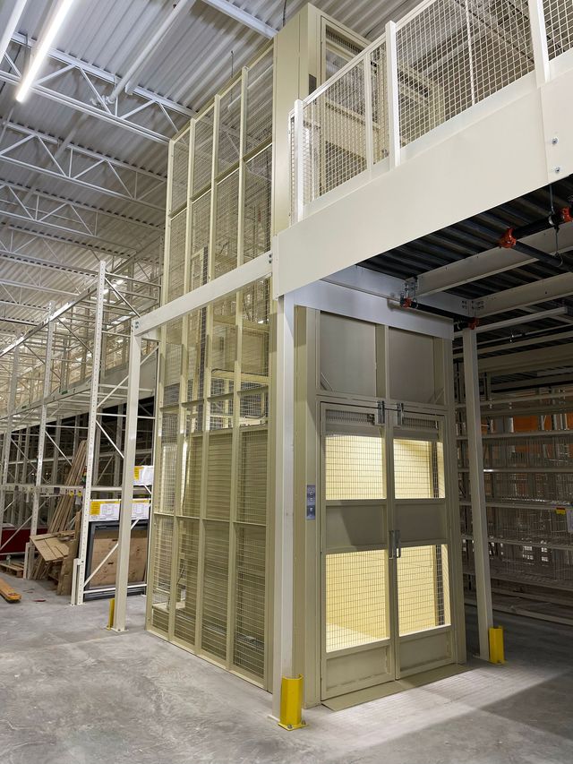 Material lift có cửa lưới và enclosure trong khu công nghiệp