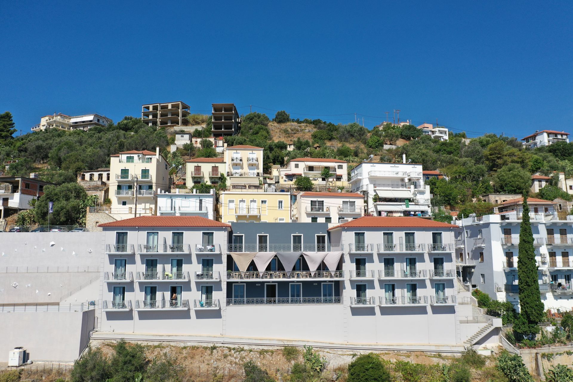 A group of buildings are sitting on top of a hill.