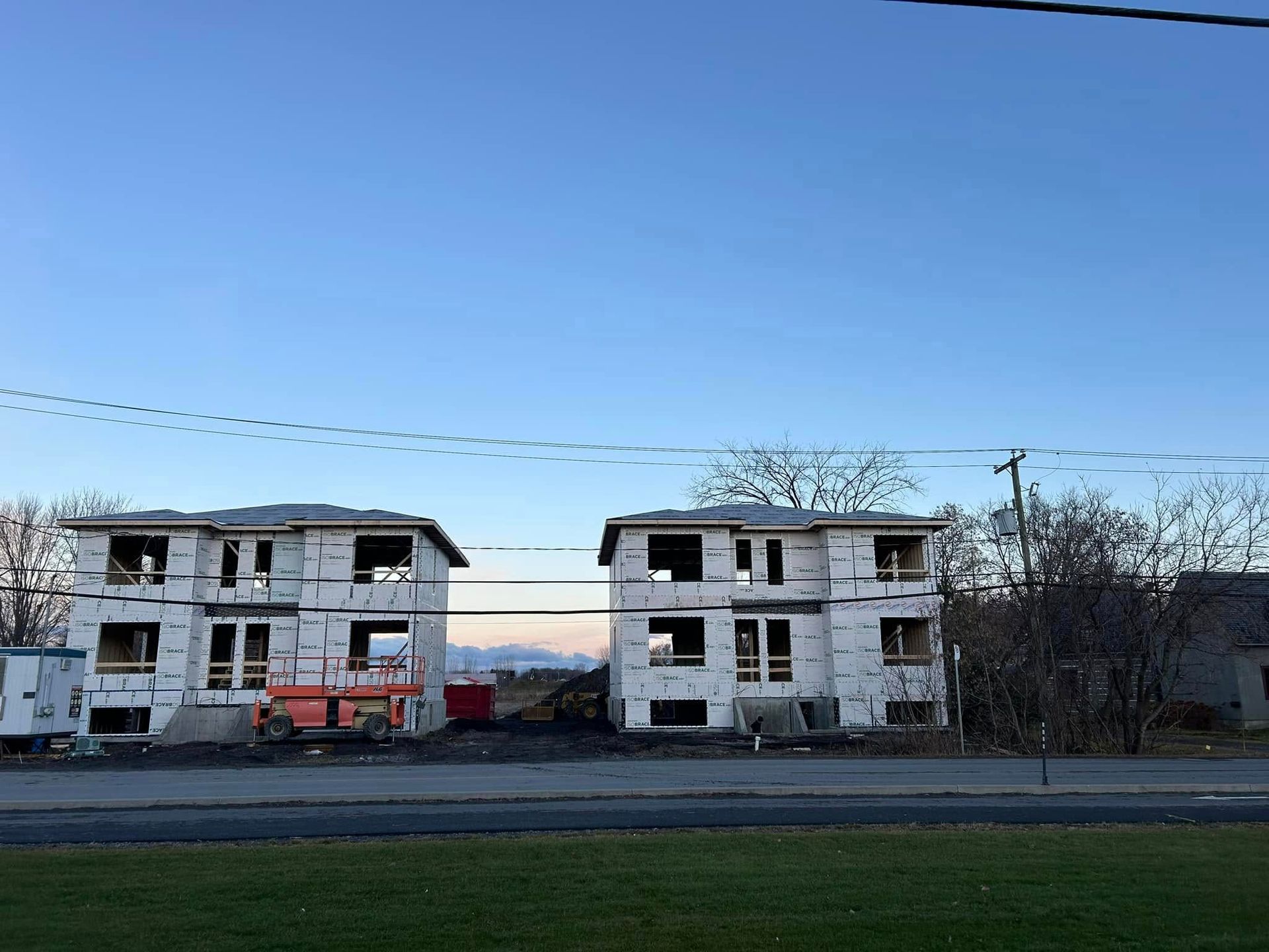 Une rangée de maisons en construction avec un ciel bleu en arrière-plan