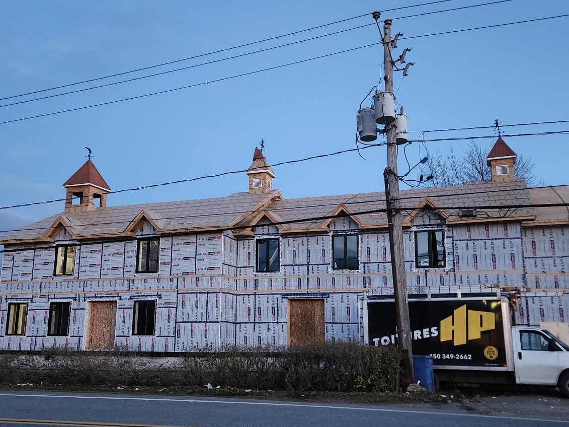 Un camion HP est garé devant un bâtiment