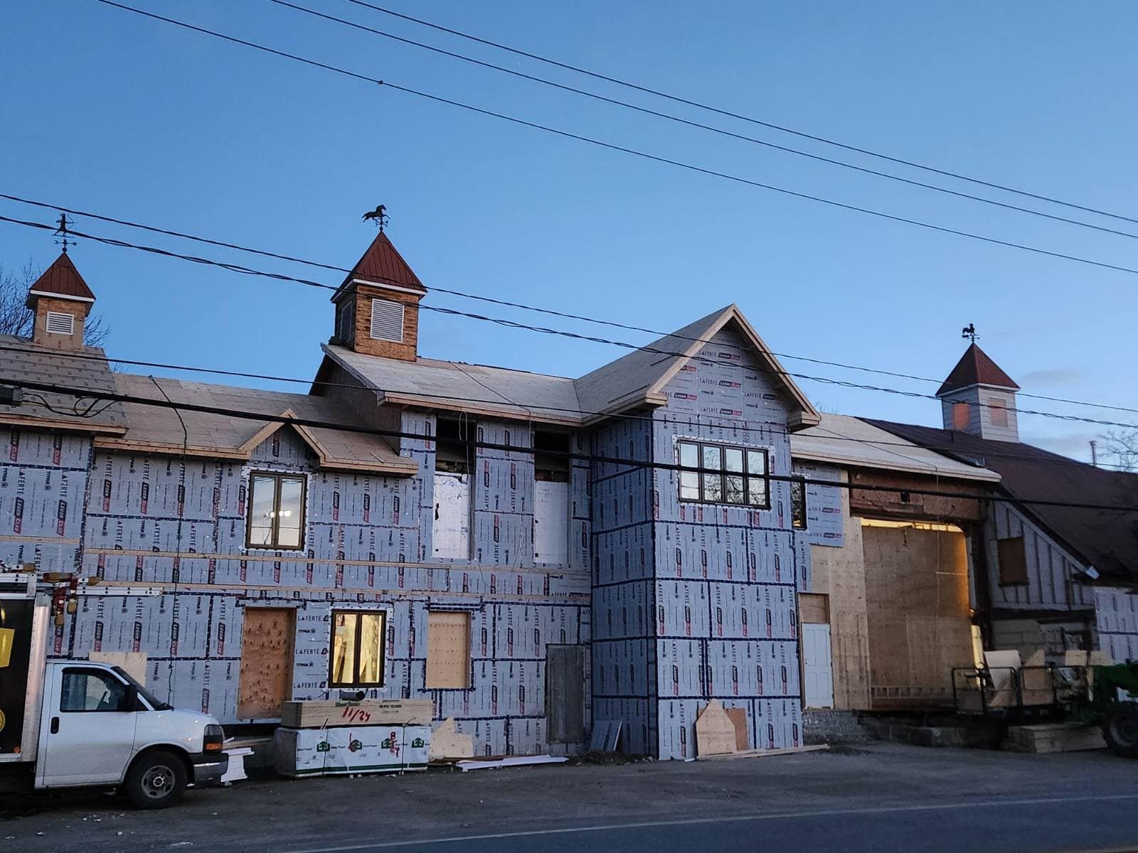 Un camion blanc est garé devant un grand bâtiment