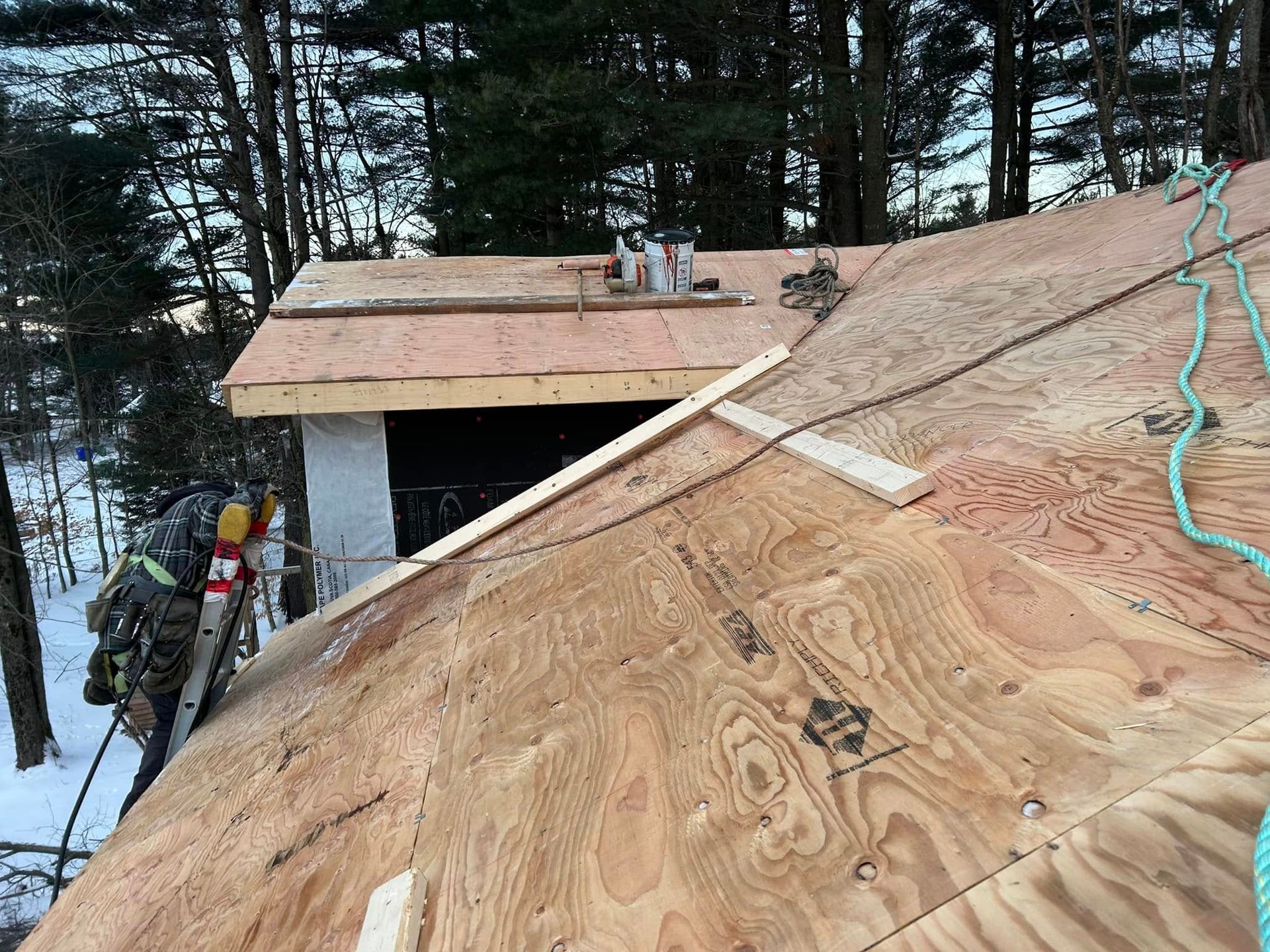 Un toit en bois est en train d'être construit sur une maison.