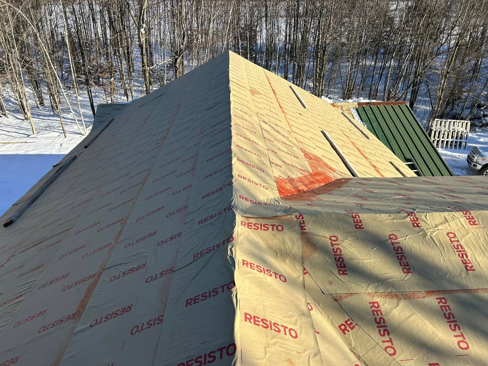 Un toit est recouvert d'une feuille d'isolant.