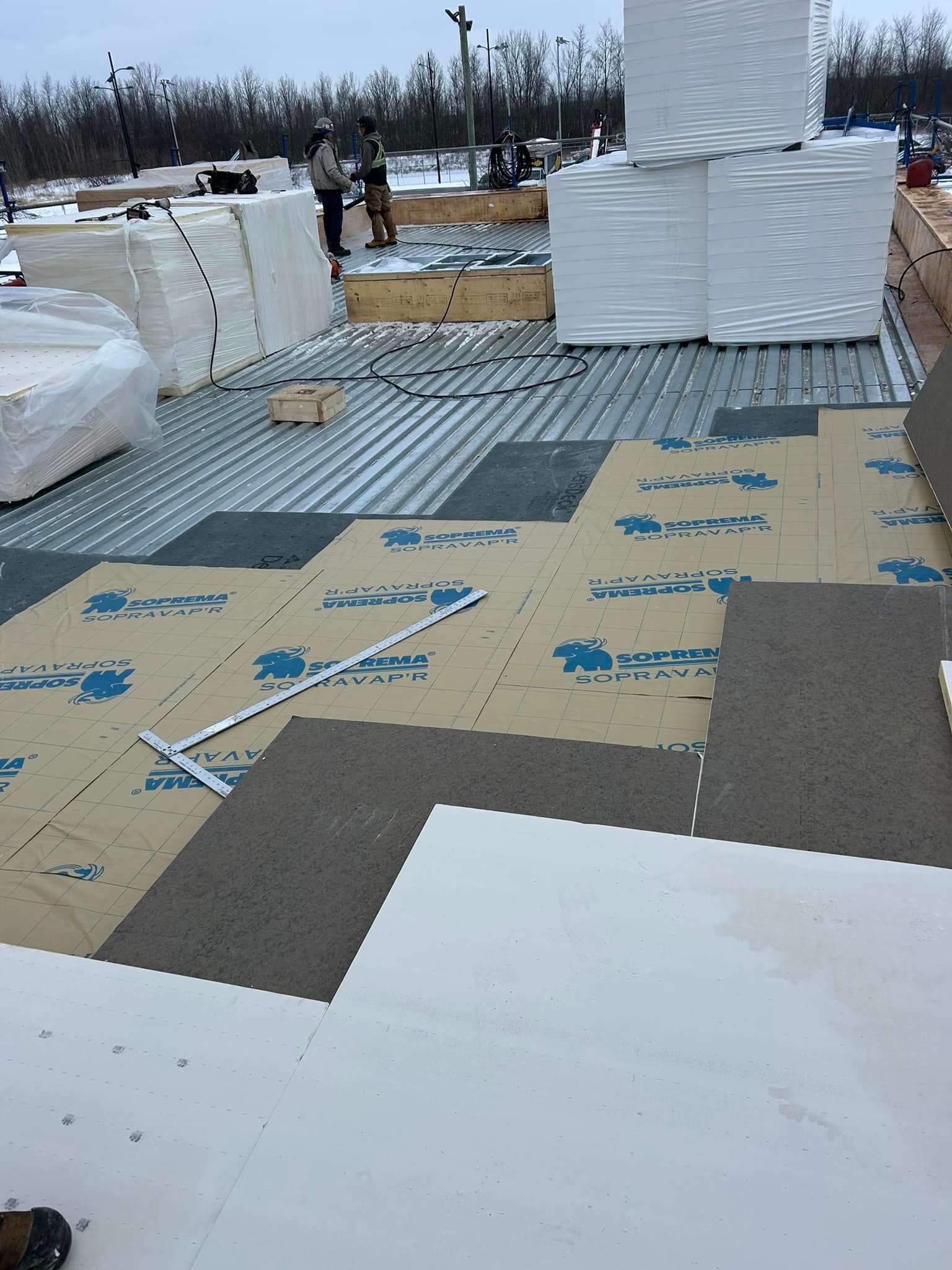 Un toit est en cours de construction avec beaucoup de mousse dessus.