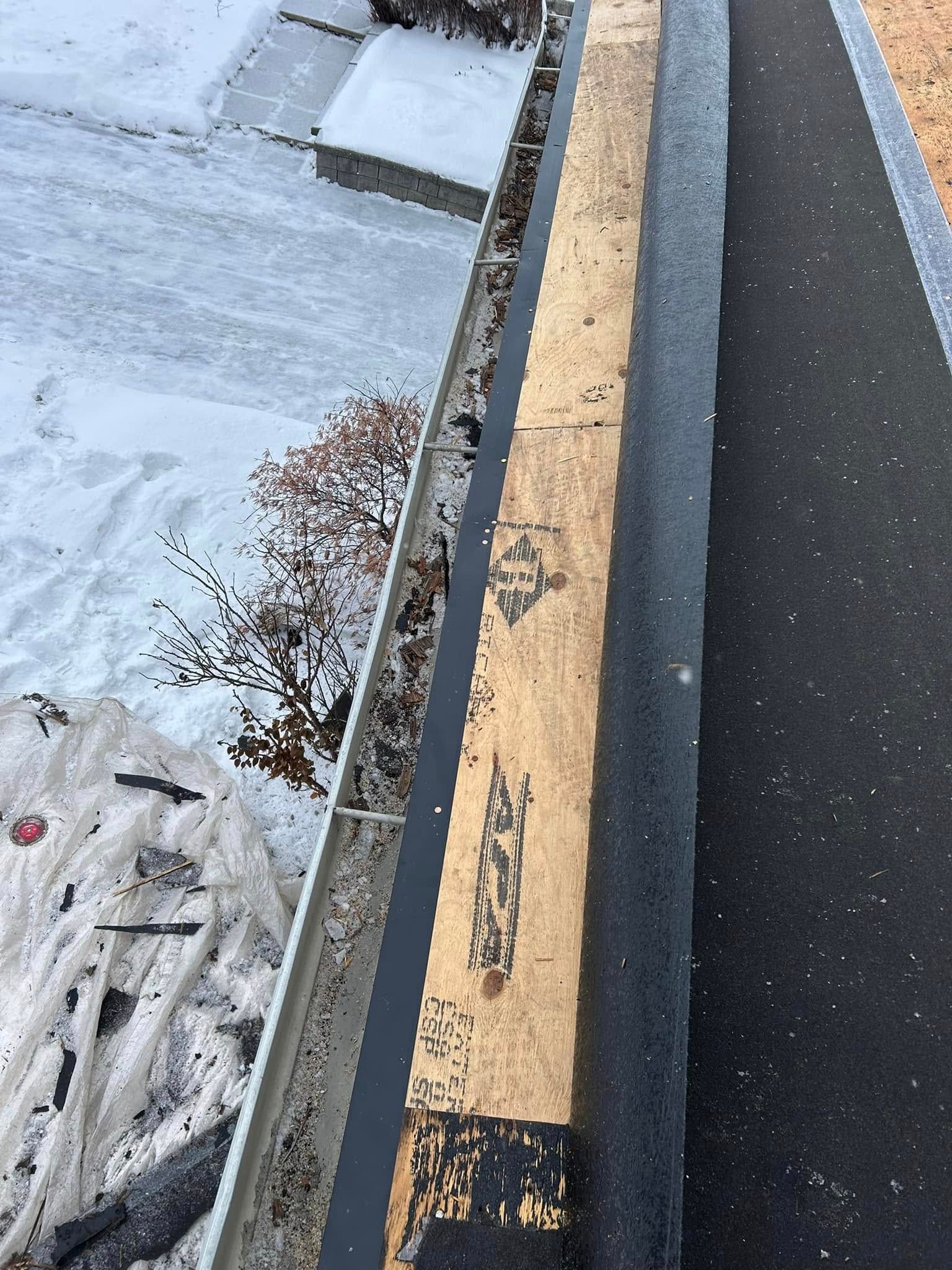 Un gros morceau de bois est posé sur le bord d'une route.