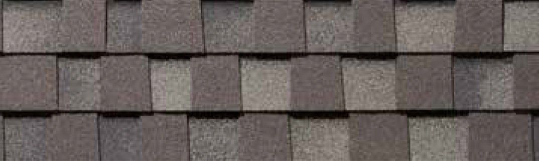 Un gros plan d'un toit avec des bardeaux dessus.