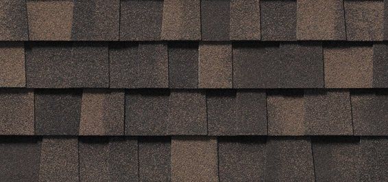 Un gros plan d'un toit avec des bardeaux dessus.