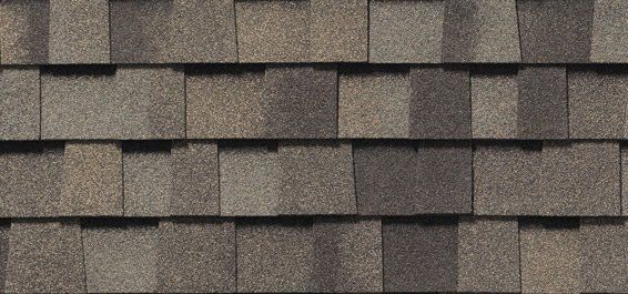 Un gros plan d'un toit avec des bardeaux dessus.