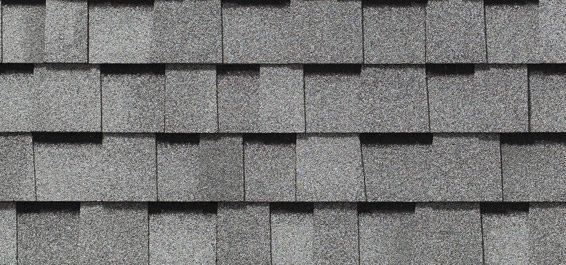 Un gros plan d'un toit en bardeaux gris.