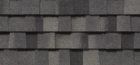 Un gros plan d'un toit avec des bardeaux dessus.