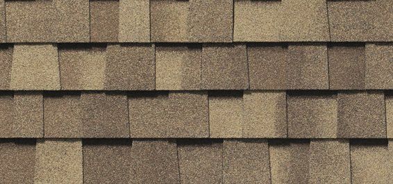 Un gros plan d'un toit avec des bardeaux dessus.