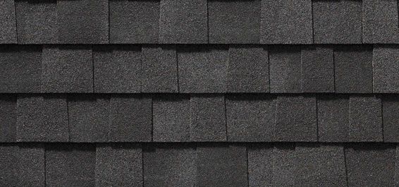 Un gros plan d'un toit en bardeaux noirs.