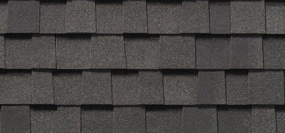 Un gros plan d'un toit avec des bardeaux noirs.