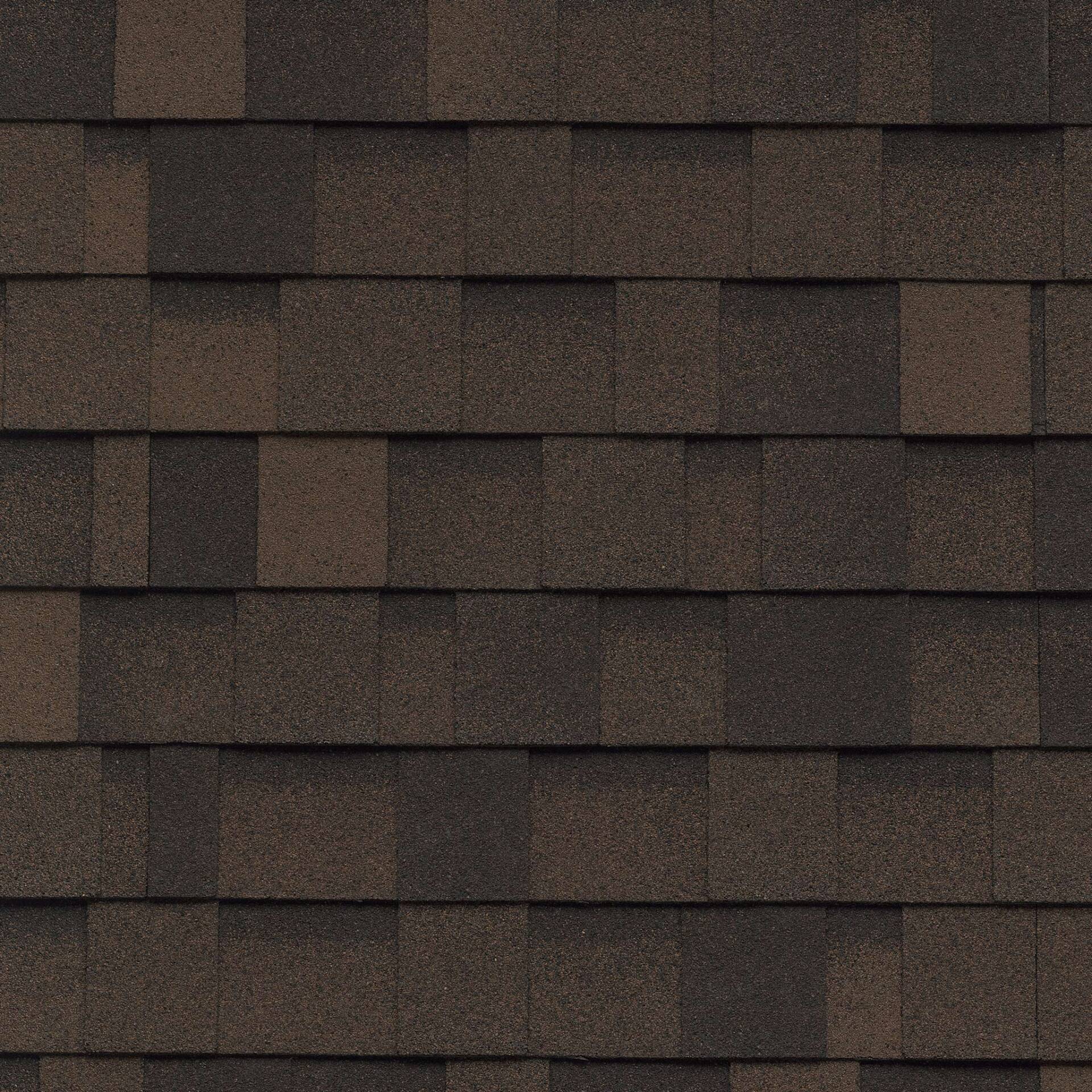 Un gros plan d'une rangée de bardeaux bruns sur un toit.