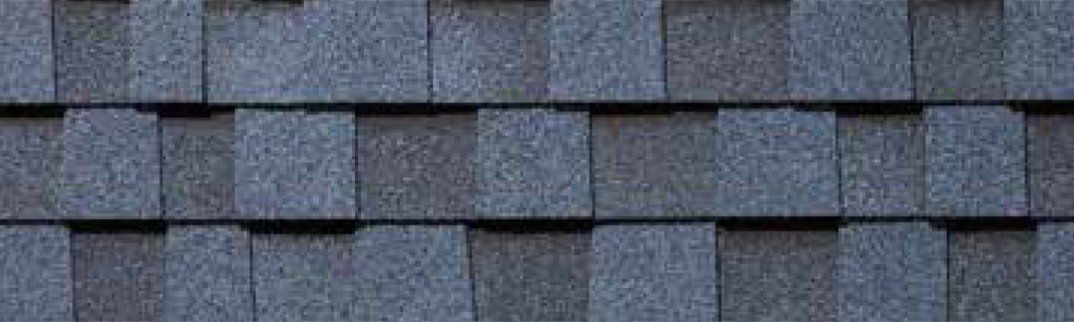 Un gros plan d'un toit avec des bardeaux dessus.