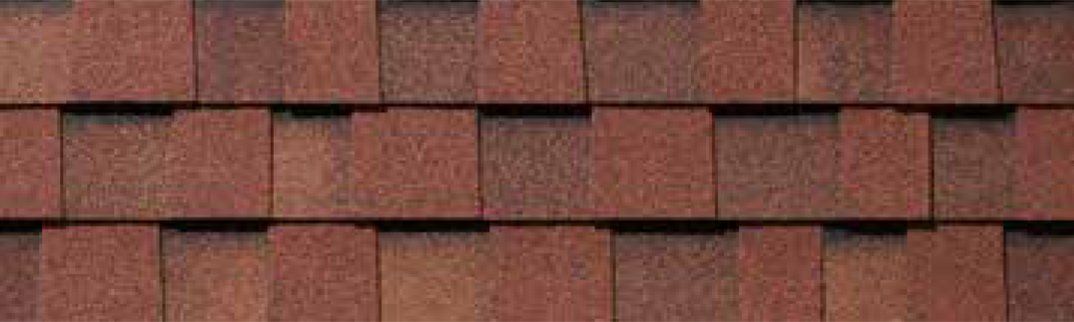 Un gros plan d'un toit en bois avec des bardeaux.