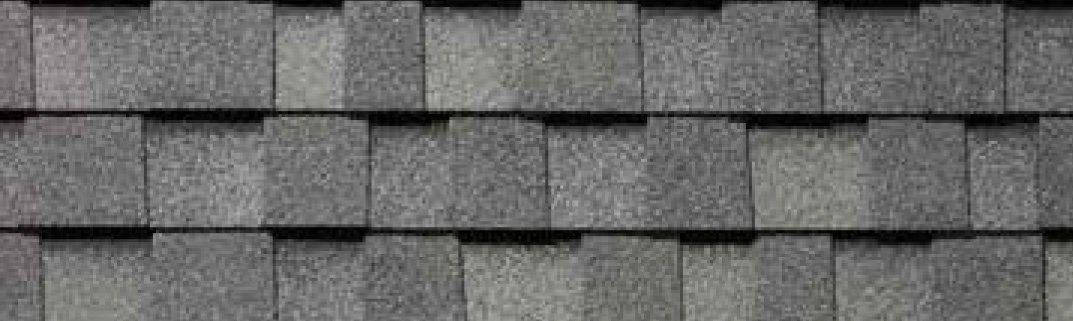 Un gros plan d'un toit avec des bardeaux dessus.