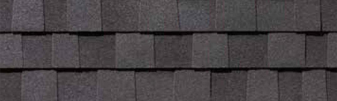 Un gros plan d'un toit fait de bardeaux de bois.