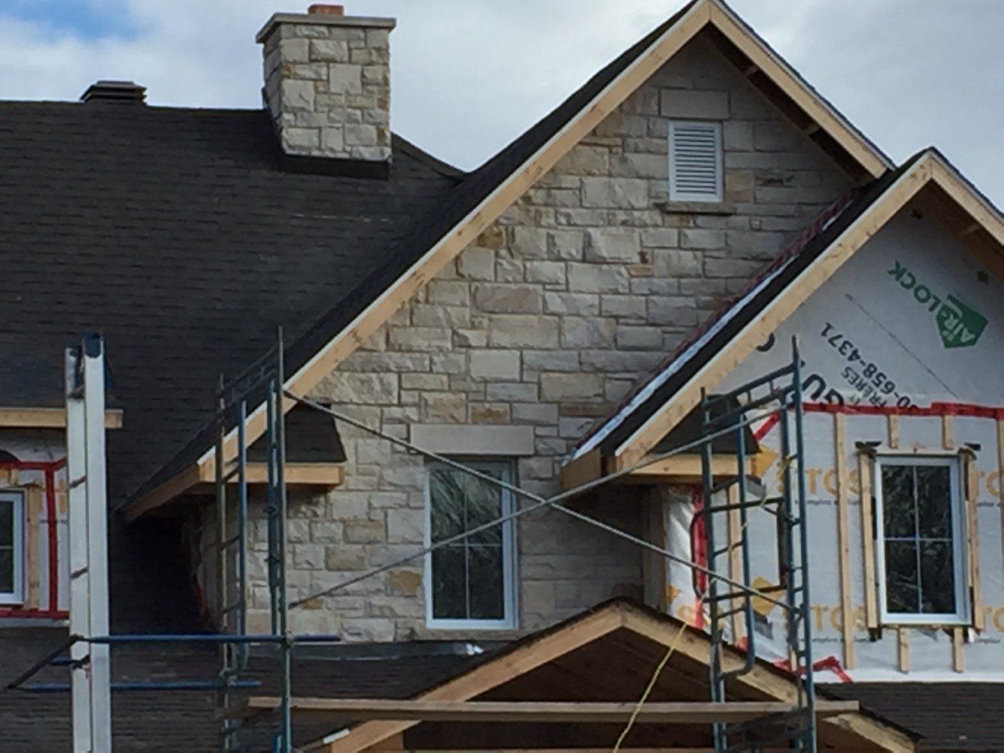Une maison en construction avec un toit qui dit block