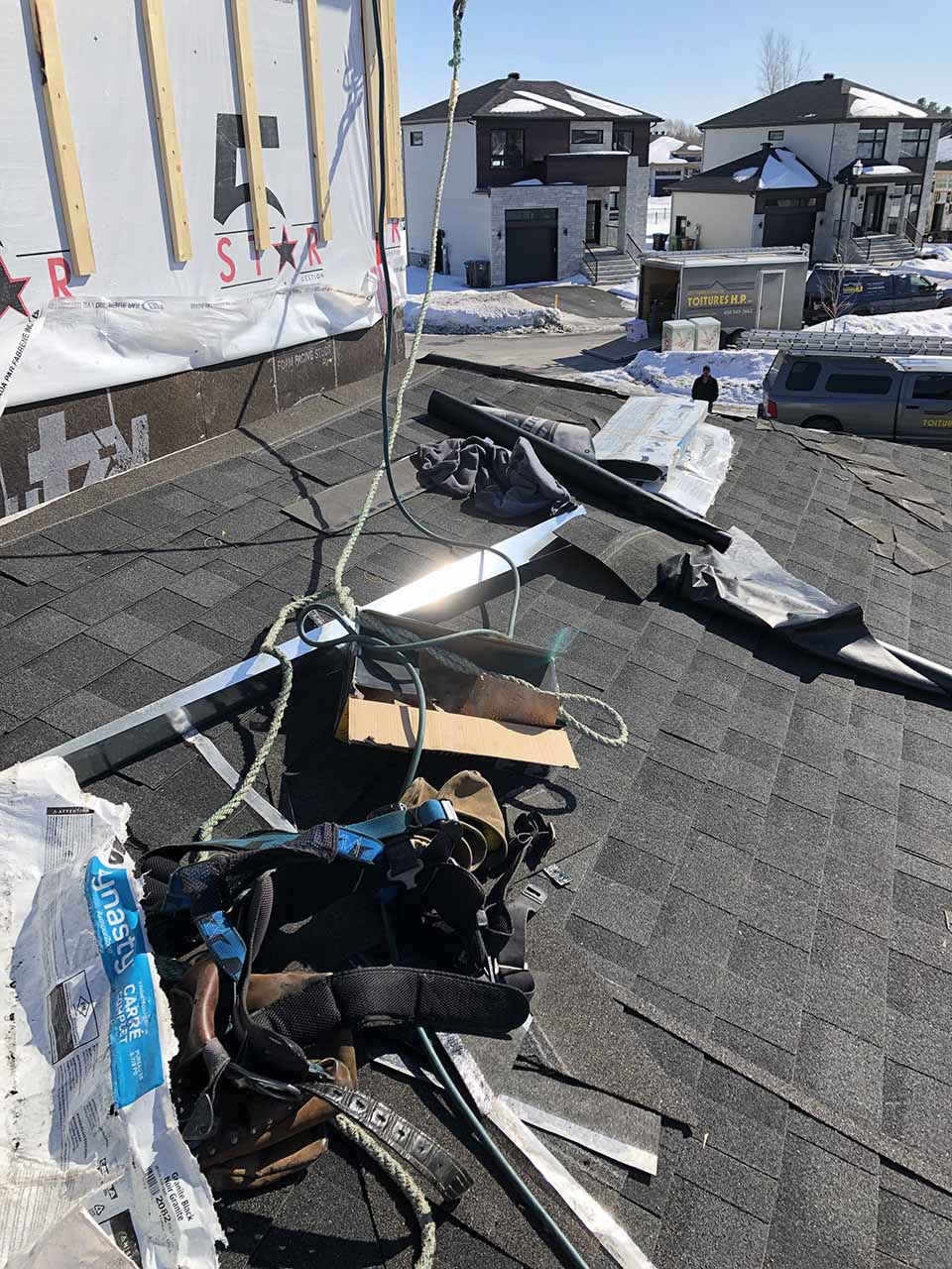 Un toit avec beaucoup de déchets dessus et une grue en arrière-plan.