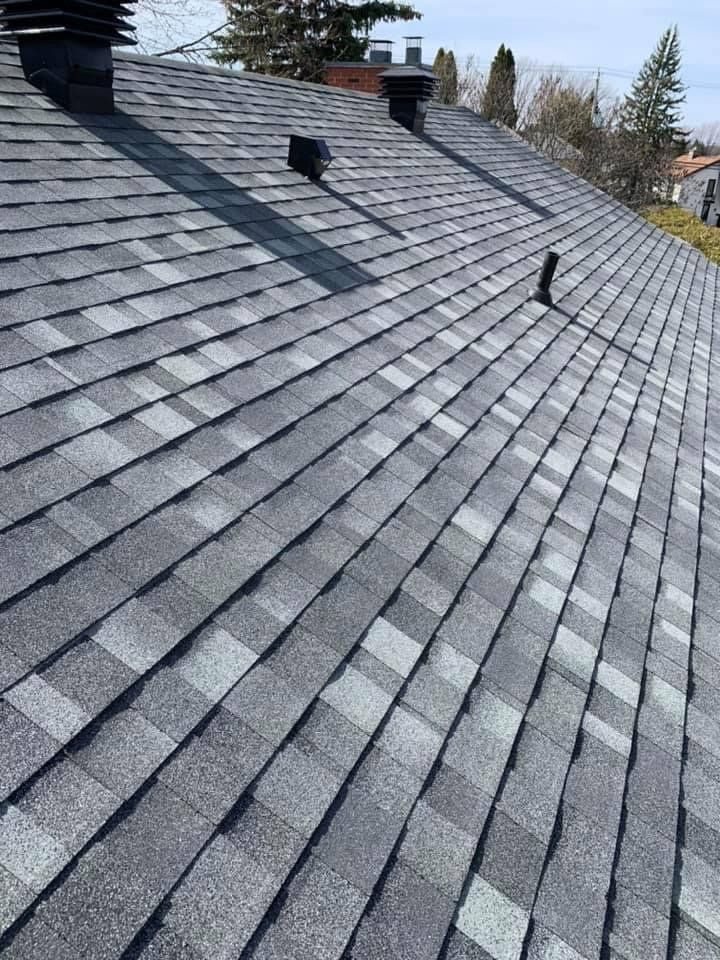 Un gros plan d'un toit avec des bardeaux dessus.