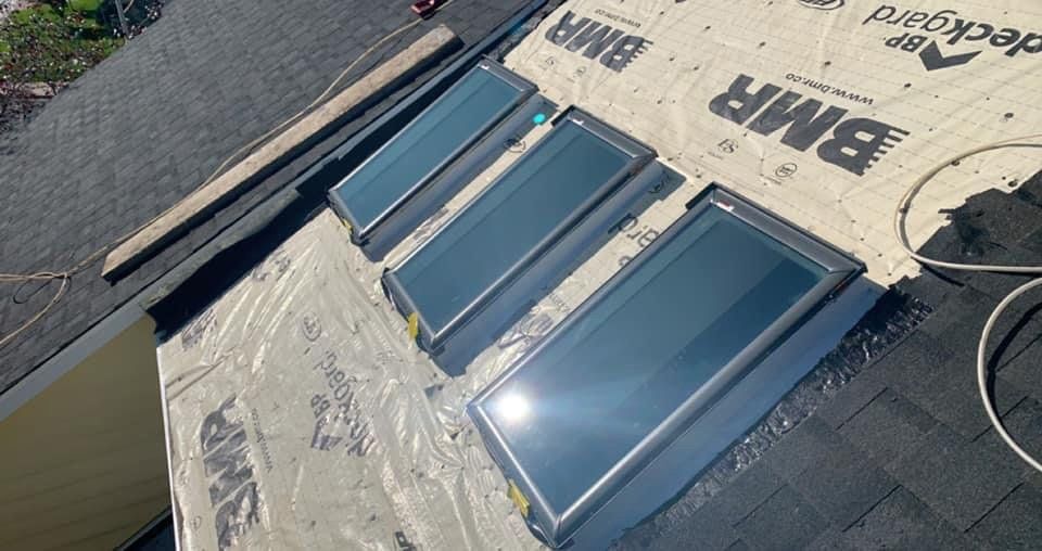 Un toit avec beaucoup de lucarnes