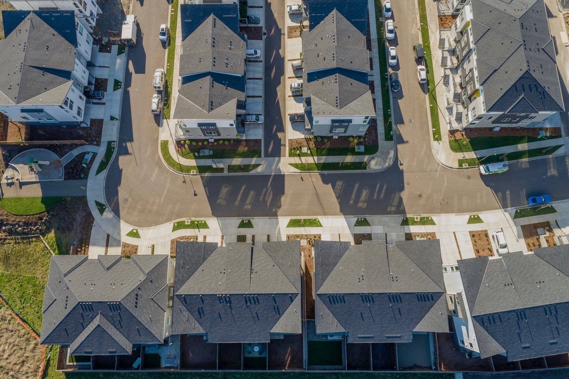 Une vue aérienne d'un quartier résidentiel avec beaucoup de maisons