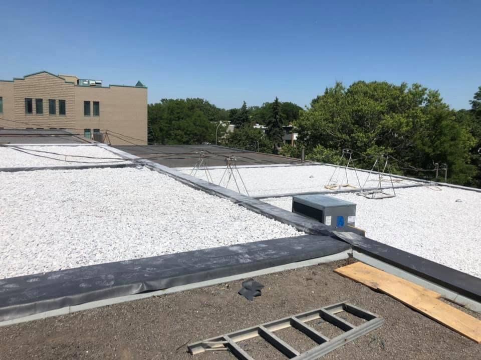 Il y a une échelle sur le toit d'un immeuble.