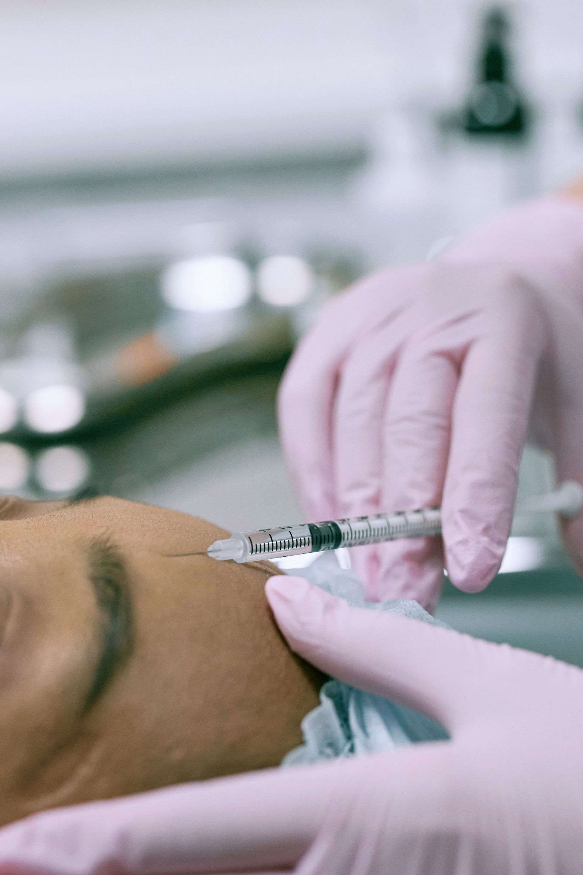 A woman is getting a botox injection in her forehead.