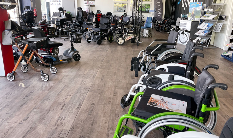 Ladeninterieur von Reha-Trend mit verschiedenen ausgestellten Rollstühlen und Mobilitätshilfen.