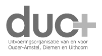 Logo voor DUC+, een organisatie voor Oud-Amstel, Diemen en Uithoorn. Tekst: DUC+ met een plusteken, grijs op wit.