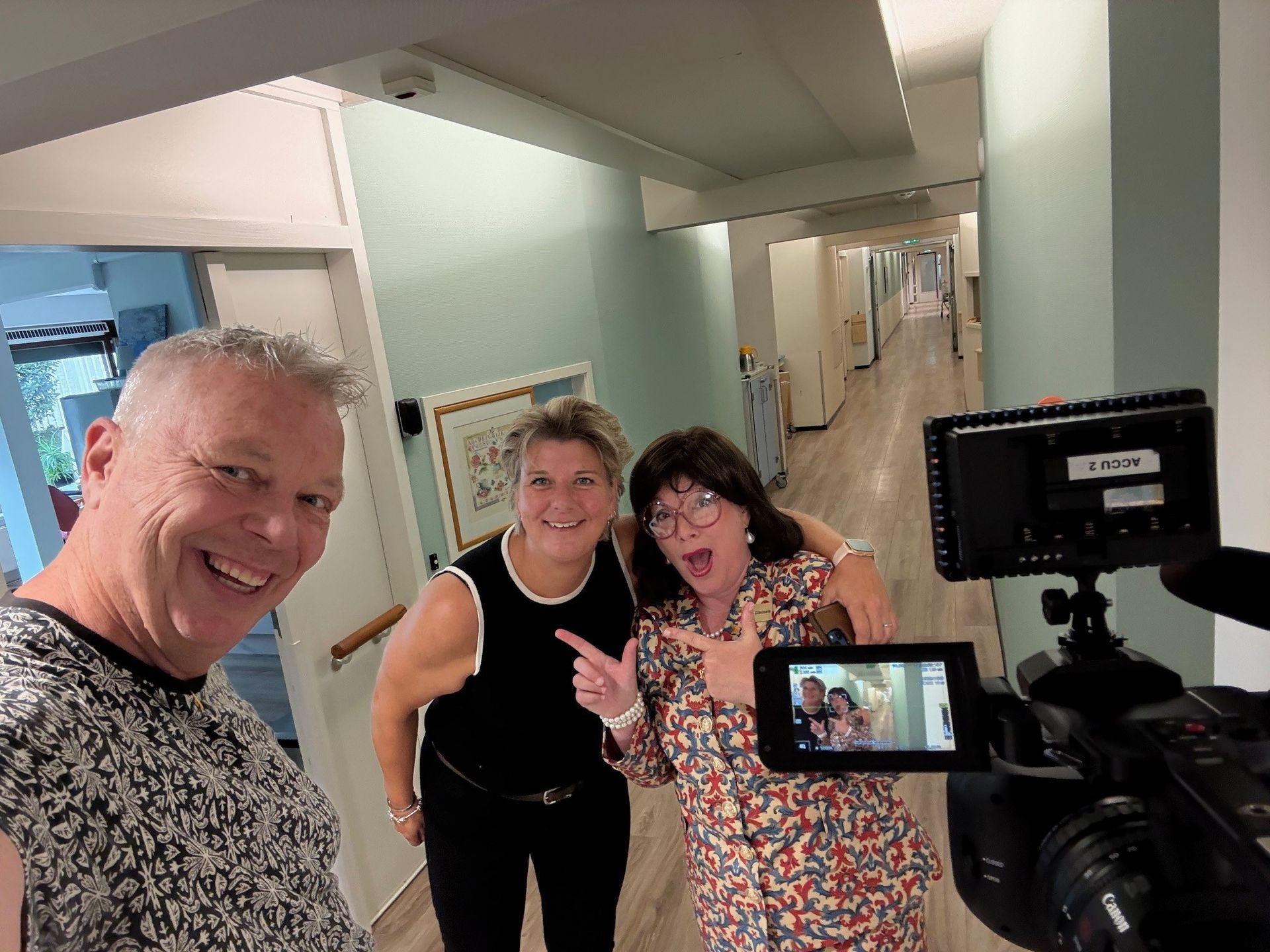 Videograaf Michel, Zorgmanager Hoge Heem Uithoorn en actrice Mascha Bakker als Tuukje Gibossie