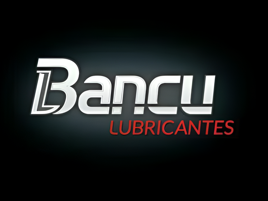 Logotipo de La Ciénaga Lubricentro y Gomería; texto rojo sobre fondo negro. Engranajes, pistones, aceite y una llanta.