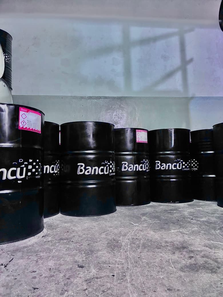 Barriles negros etiquetados