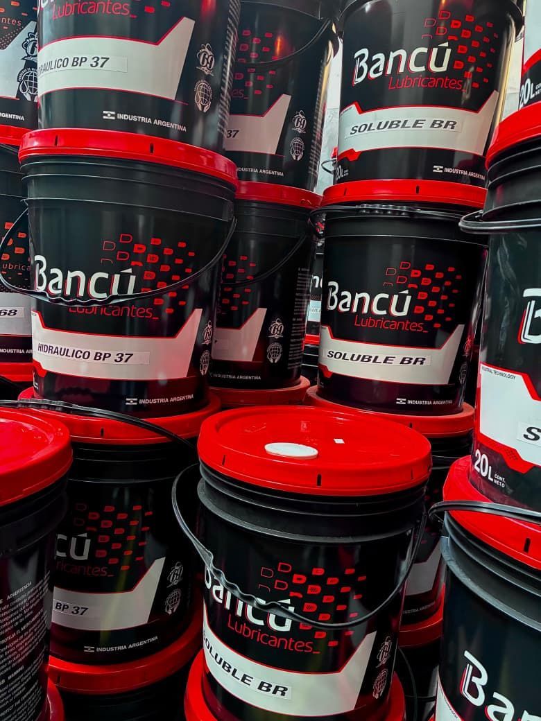 Cubos de pintura apilados con tapas rojas y etiquetas negras. Logotipo del Banco visible.