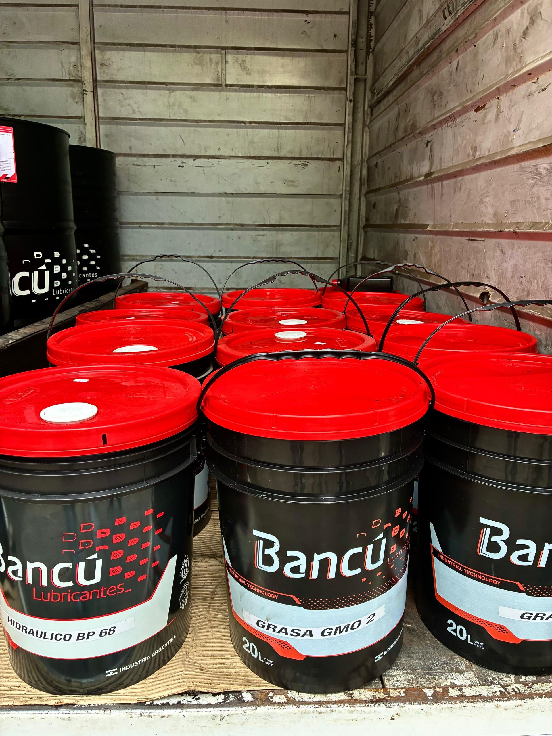 Cubos de pintura negros y rojos con asas etiquetadas como