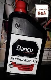 Botella negra de lubricante Bancu Refrigeroil 51E con tapón rojo, tamaño 1 litro.
