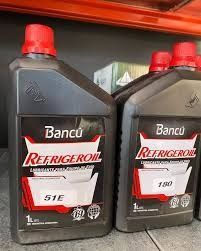 Dos botellas de aceite refrigerante negro con etiquetas rojas y blancas,