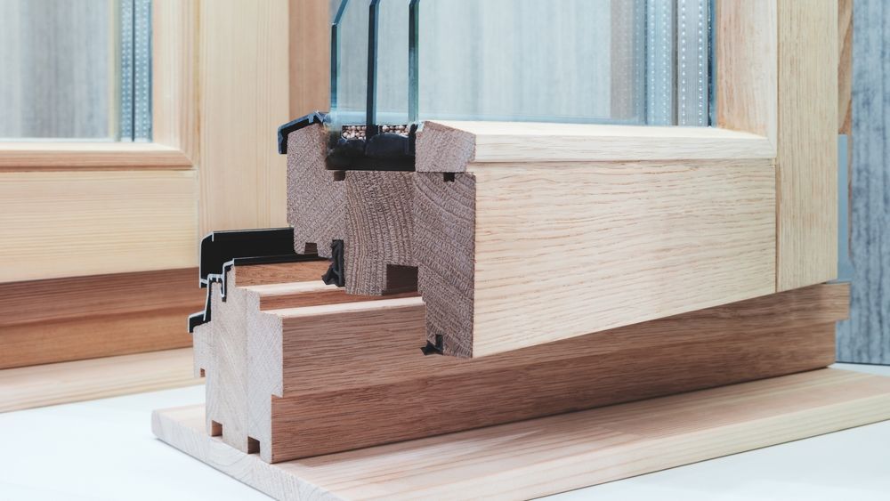 Primo piano del telaio di una finestra in legno su un tavolo.